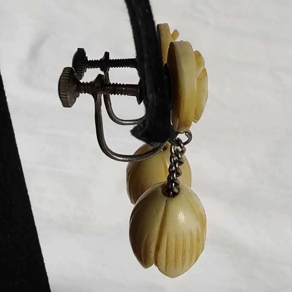 Vintage Carved Pikake Flower Screwback Earrings - image 3