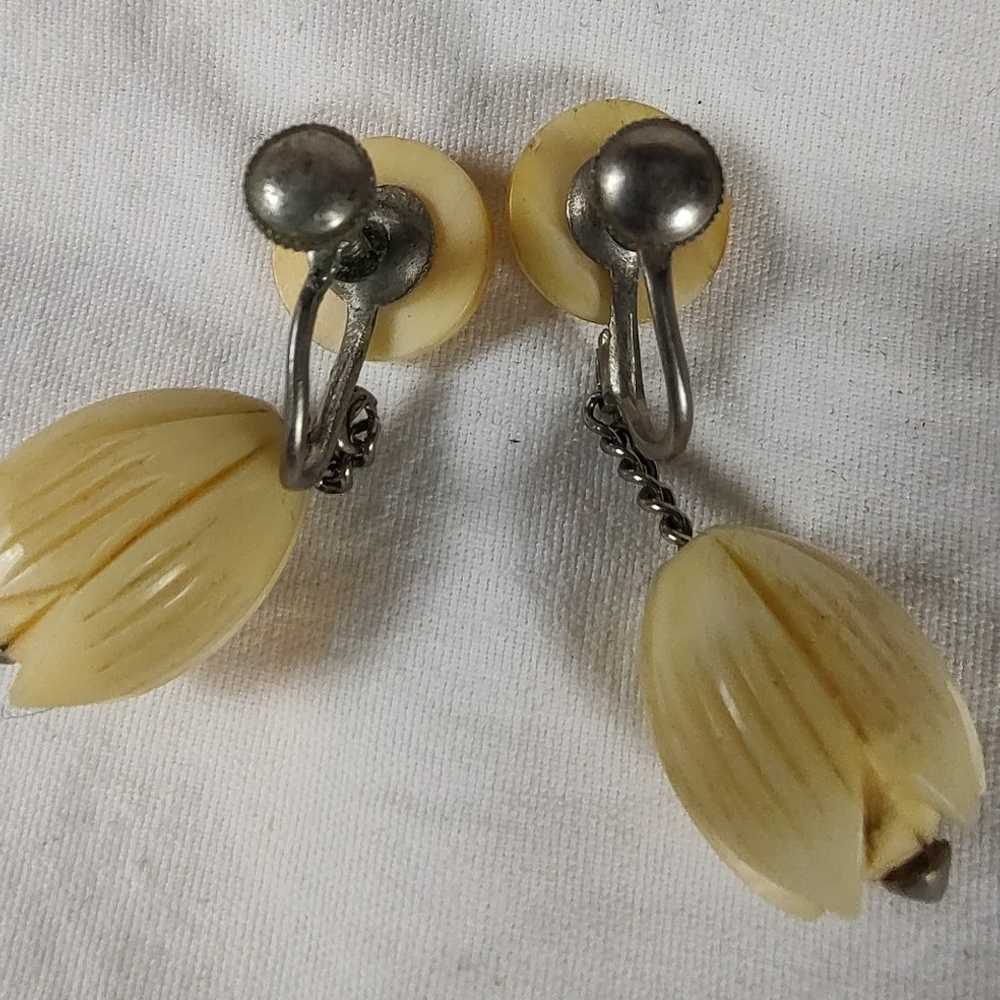 Vintage Carved Pikake Flower Screwback Earrings - image 5