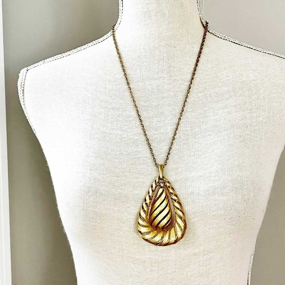 Vintage 70's Gold Textured Teardrop Pendant Neckl… - image 1