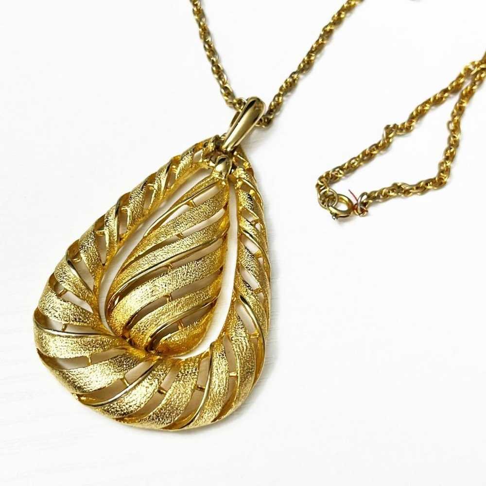 Vintage 70's Gold Textured Teardrop Pendant Neckl… - image 3