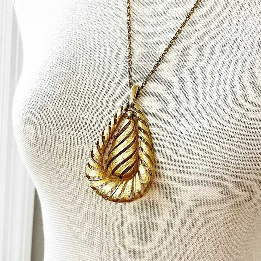 Vintage 70's Gold Textured Teardrop Pendant Neckl… - image 8