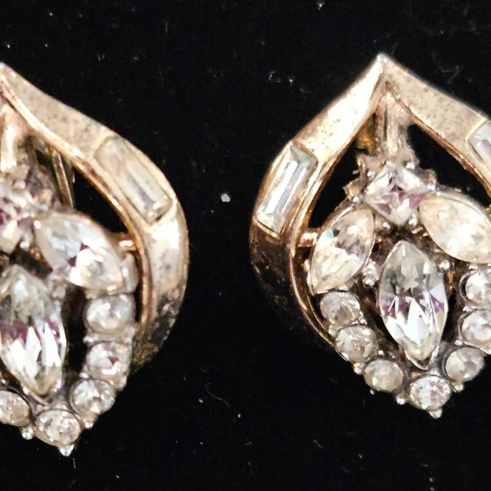 Vintage Crown Trifari rhinestone clip on earrings - image 5