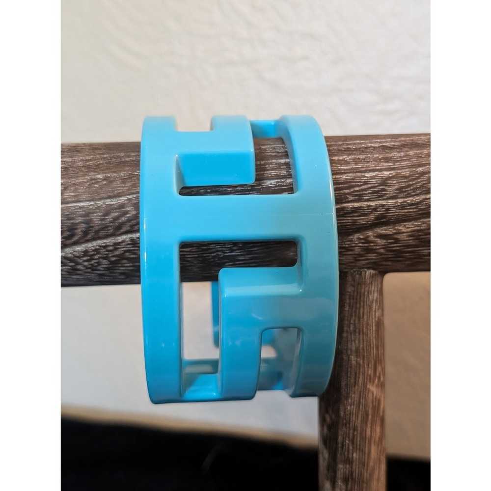 Vintage Lucite Aqua Greek Key Wide Bangle Bracelet - image 4