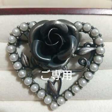 Black rose and pearl heart-shaped brooch, vintage… - image 1