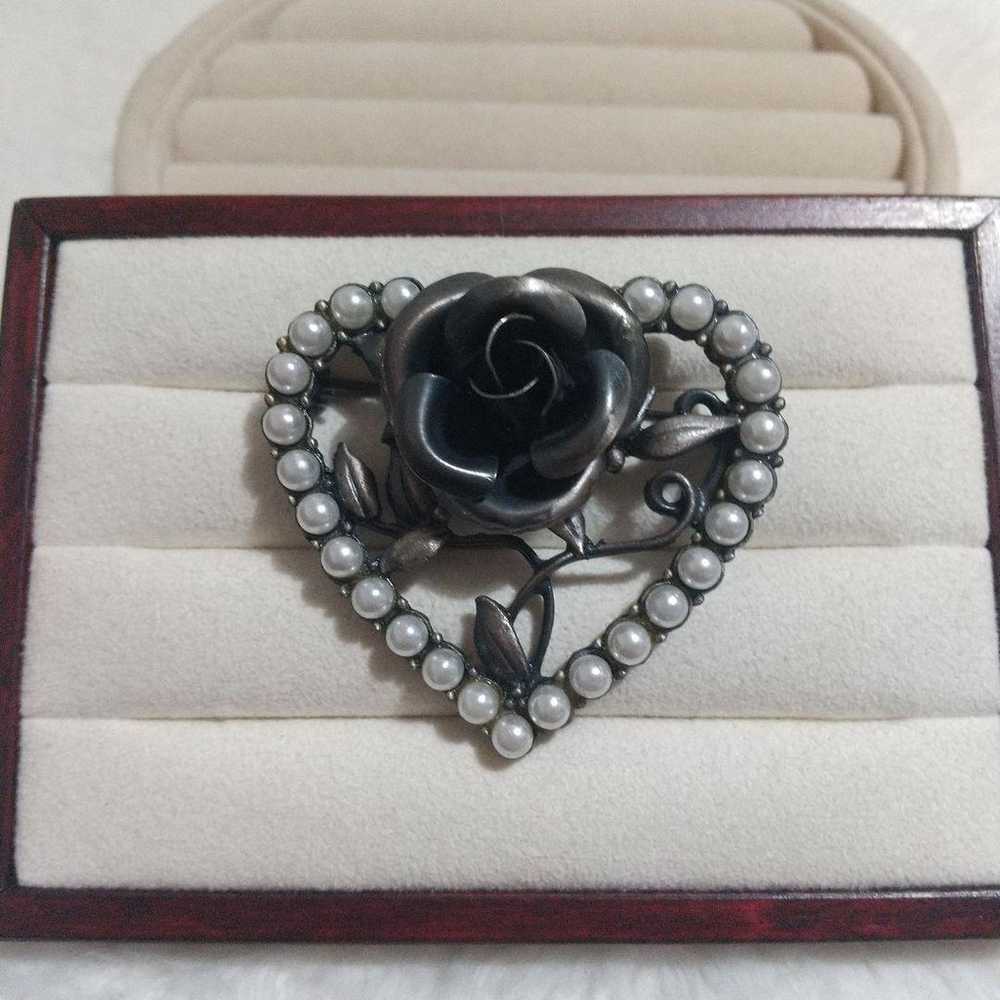 Black rose and pearl heart-shaped brooch, vintage… - image 2