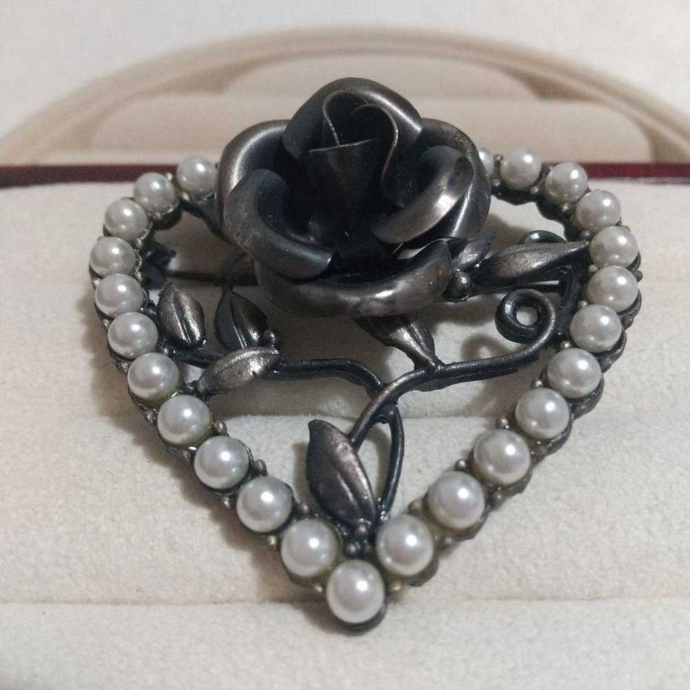 Black rose and pearl heart-shaped brooch, vintage… - image 3