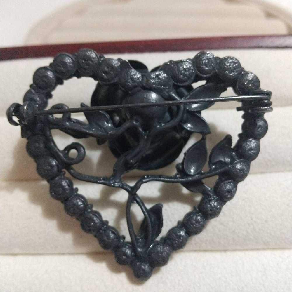 Black rose and pearl heart-shaped brooch, vintage… - image 4