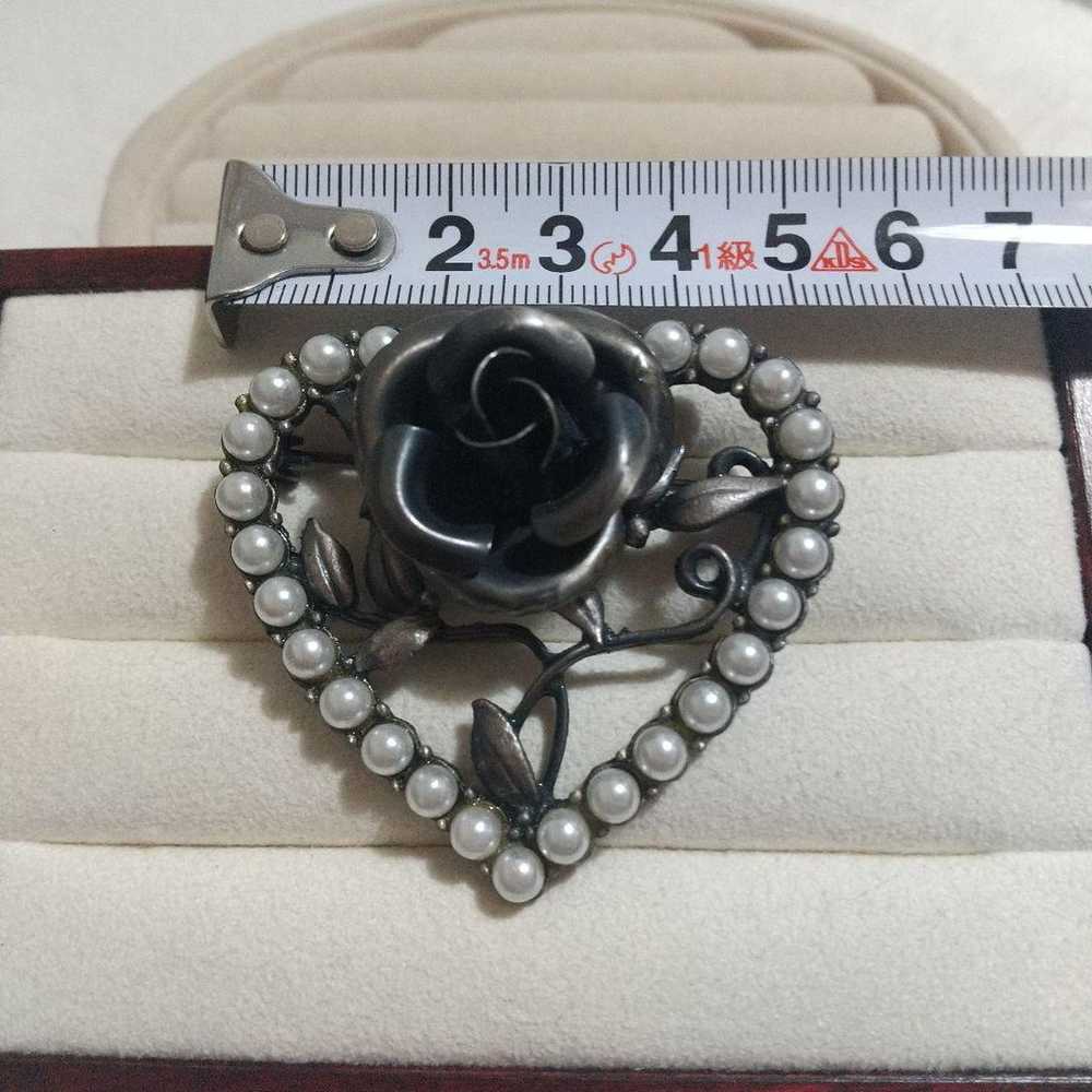 Black rose and pearl heart-shaped brooch, vintage… - image 5