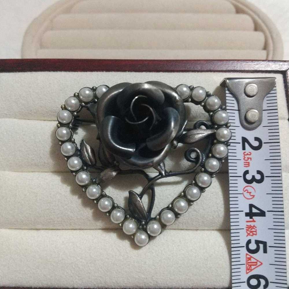 Black rose and pearl heart-shaped brooch, vintage… - image 6