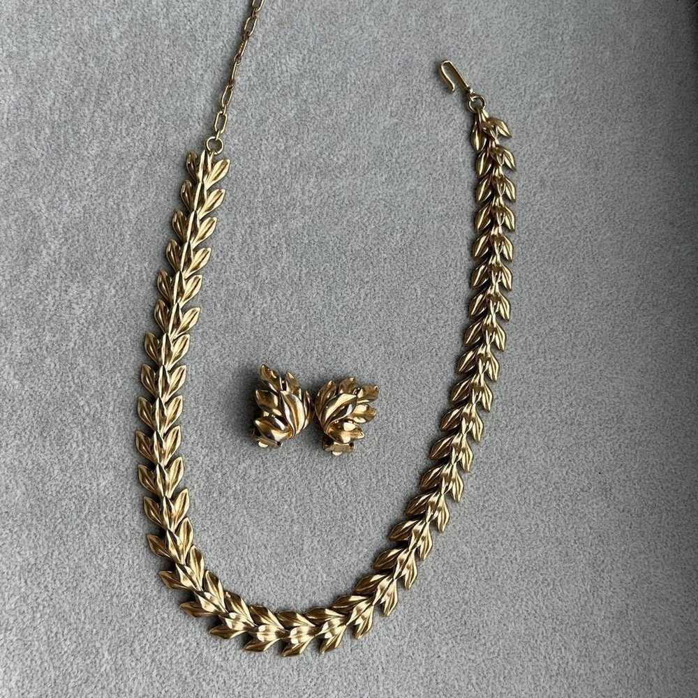 Vintage Trifari Raised Leaf Necklace and Earrings - image 1