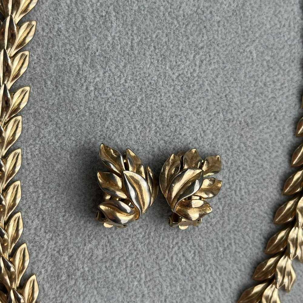 Vintage Trifari Raised Leaf Necklace and Earrings - image 3