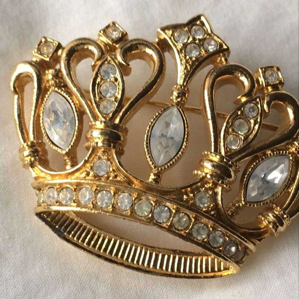 Vintage Kenneth Jay Lane Avon Gold Brooch Crown - image 4