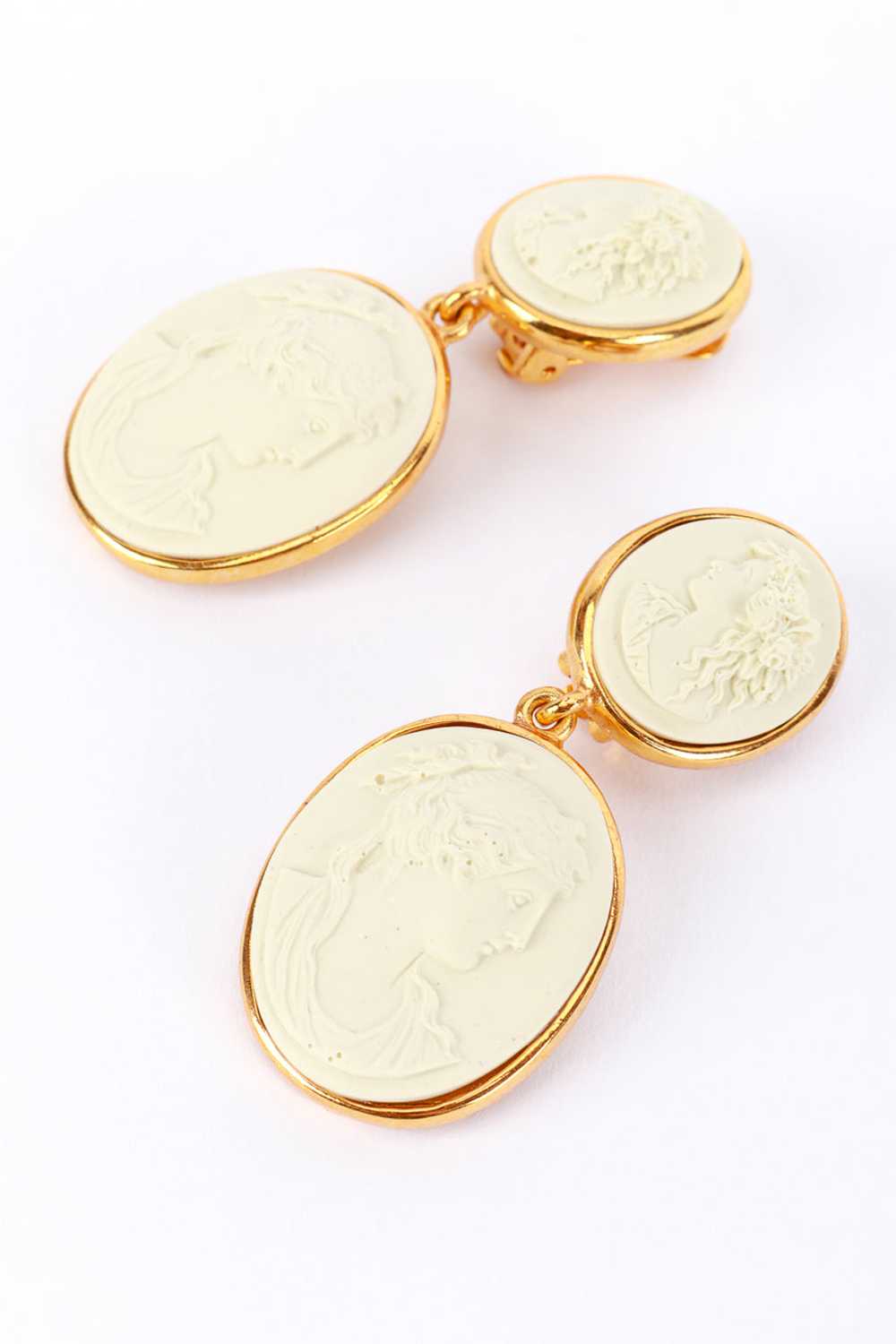 OSCAR DE LA RENTA Classic Cameo Earrings - image 3