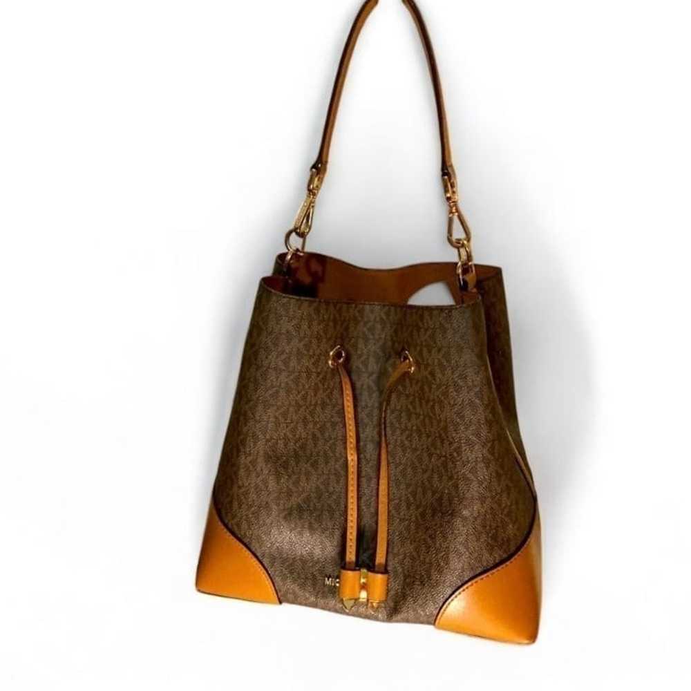 MICHAEL KORS  LOGO BUCKET BAG tote with drawstring - image 2