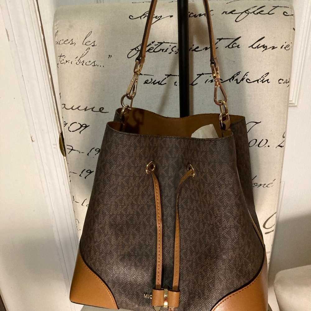 MICHAEL KORS  LOGO BUCKET BAG tote with drawstring - image 3