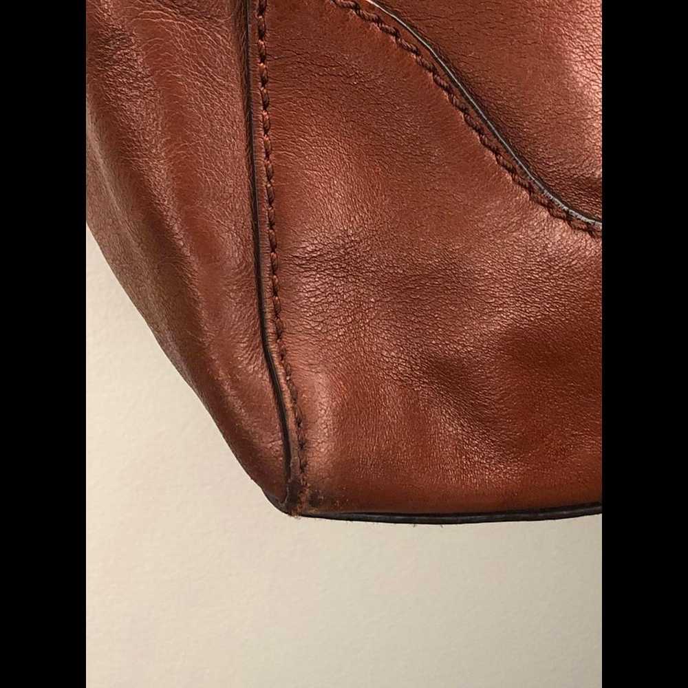 Classic Frye Hobo Leather Tote  Timeless Elegance… - image 4