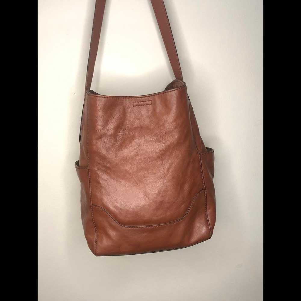 Classic Frye Hobo Leather Tote  Timeless Elegance… - image 6