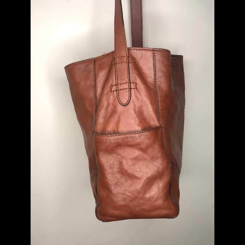 Classic Frye Hobo Leather Tote  Timeless Elegance… - image 7