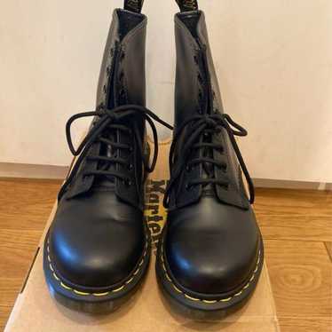 Docmart 8 fashion hole