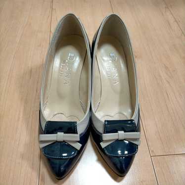 Diana pumps, 21 centimeters