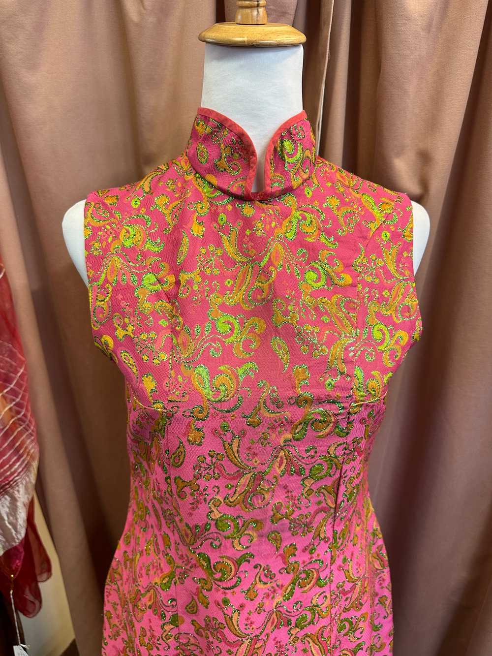 B36” Late 1960s Psychedelic Pink & Lurex Dress UK… - image 2