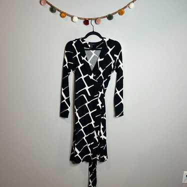 Banana Republic black and white patterned wrap dre