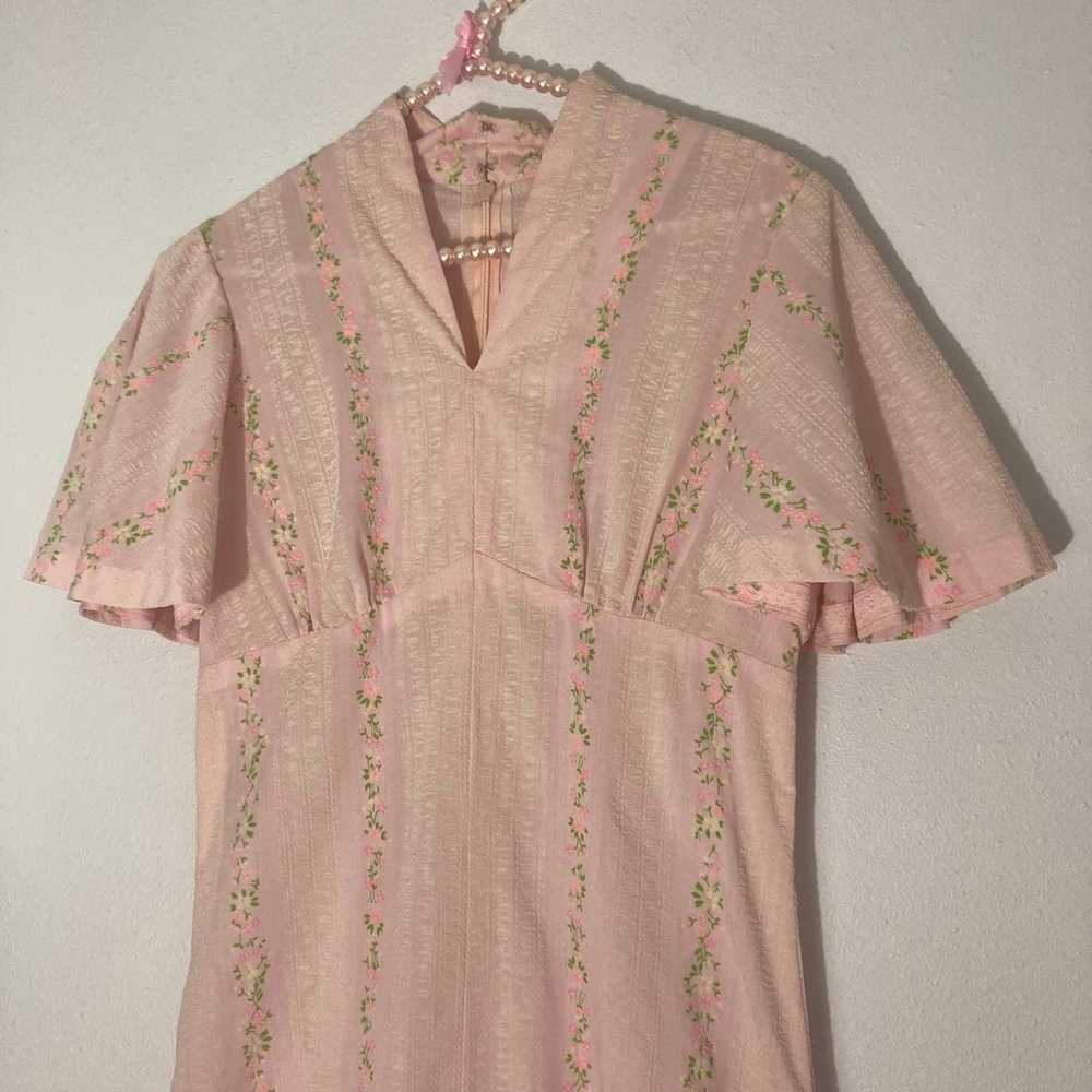 Vintage pale pink floral stripe maxi dress with f… - image 2