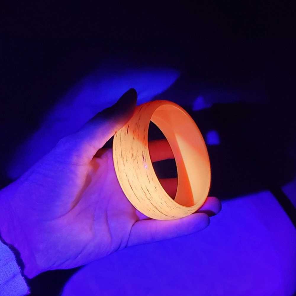 Vintage Orange Lucite Bangle Bracelet UV reactive… - image 10