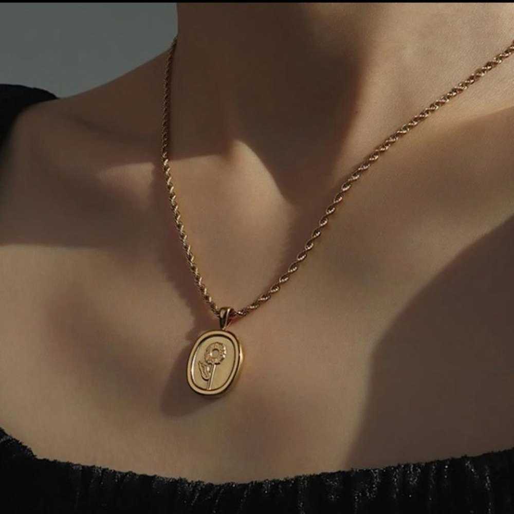 18K gold plated oval flower pendant necklace - image 1