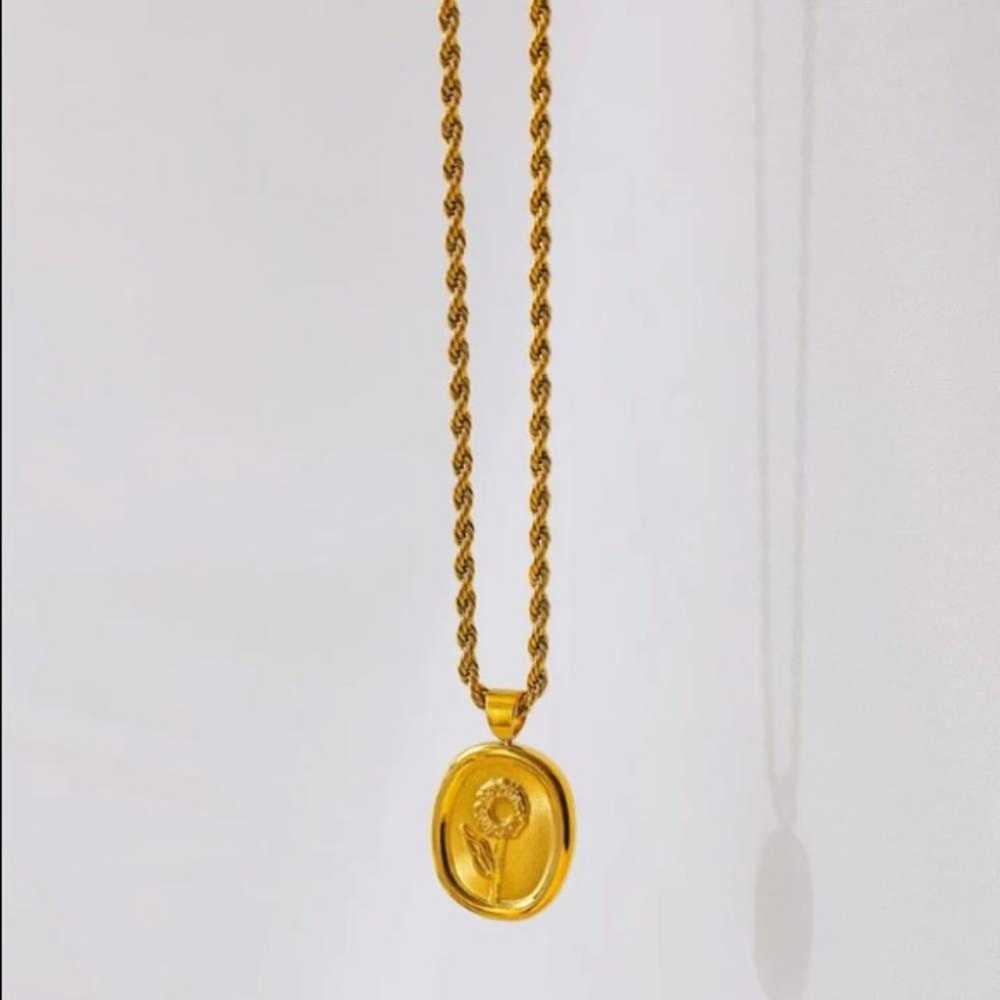 18K gold plated oval flower pendant necklace - image 2