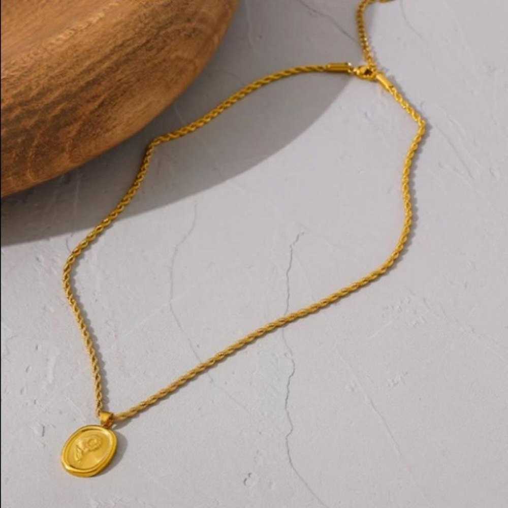 18K gold plated oval flower pendant necklace - image 4