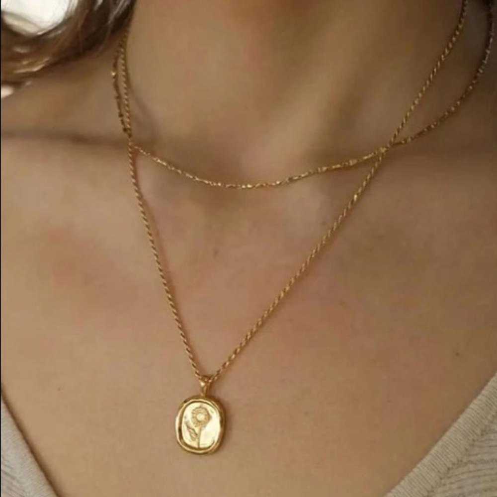 18K gold plated oval flower pendant necklace - image 7