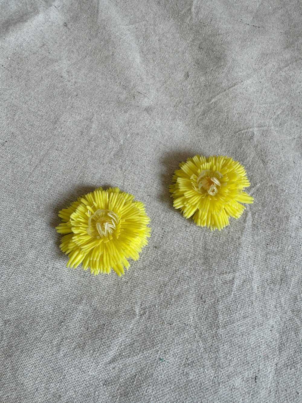 vintage mod yellow floral clip on earrings / 60s … - image 1