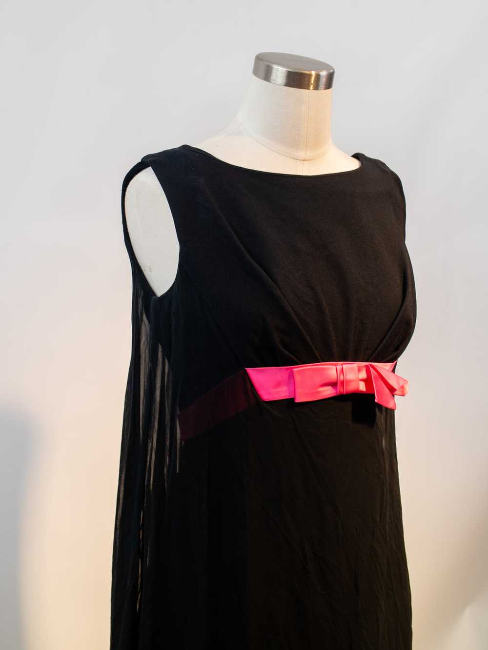 1960s Black Fitted Wiggle Dress with Pink Ribbon … - image 2