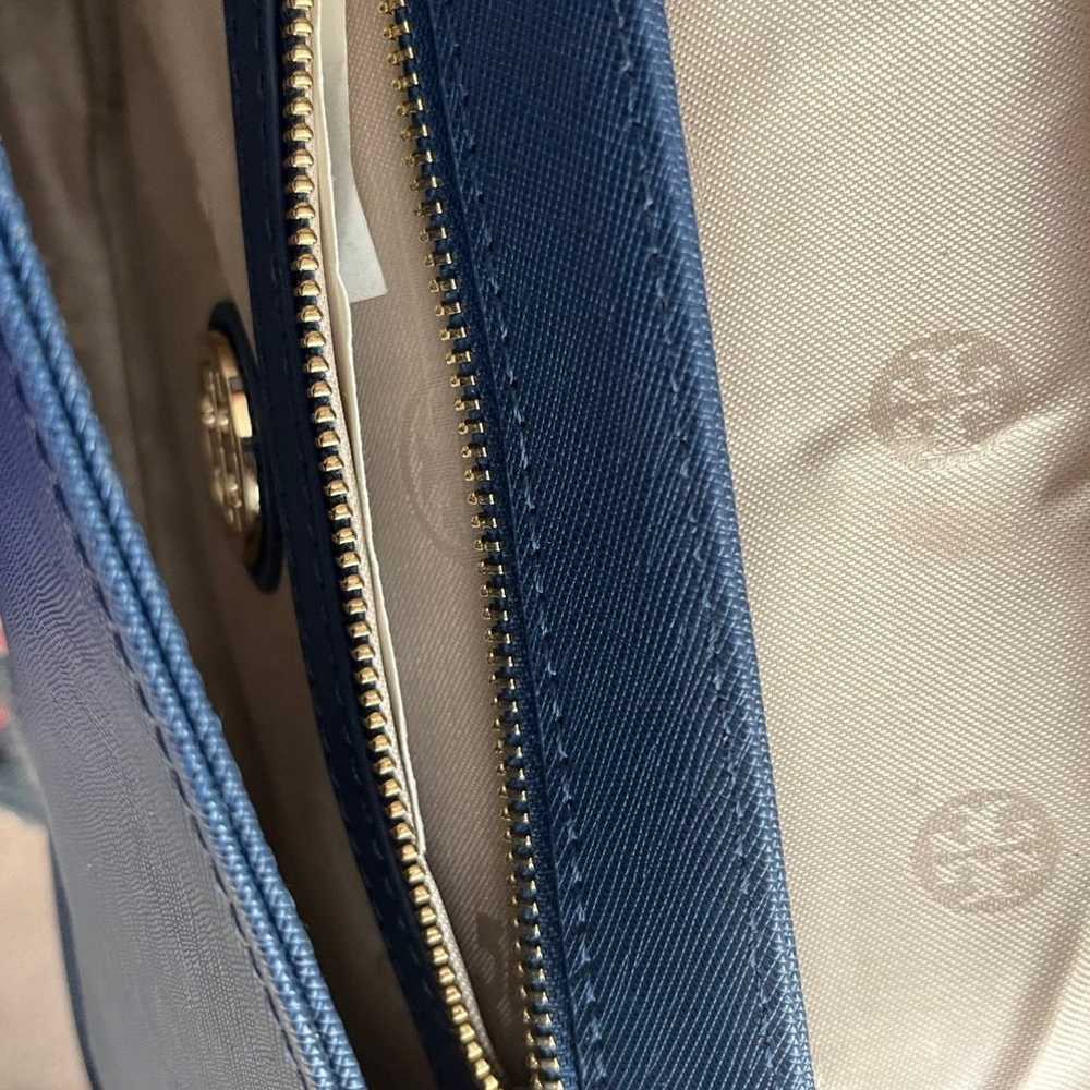 Tory Burch Patent leather Robinson crossbody bag - image 9