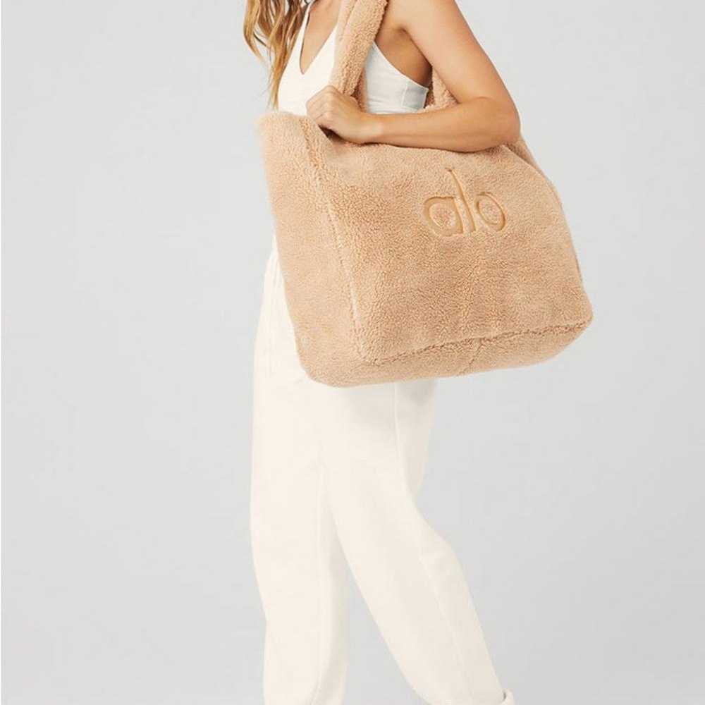 ALO FOXY Sherpa tote in camel color - image 2