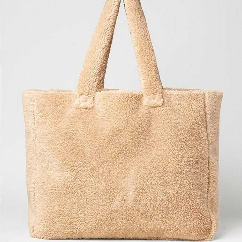 ALO FOXY Sherpa tote in camel color - image 3