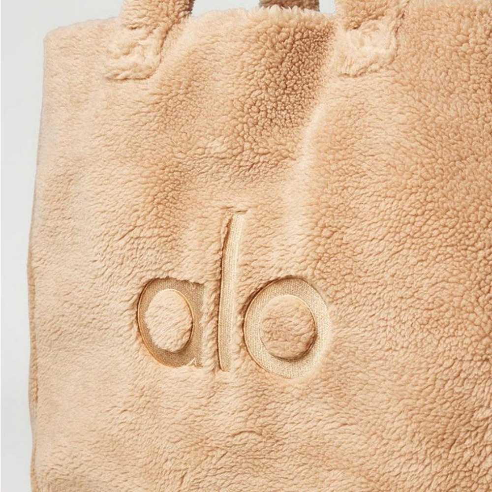 ALO FOXY Sherpa tote in camel color - image 4