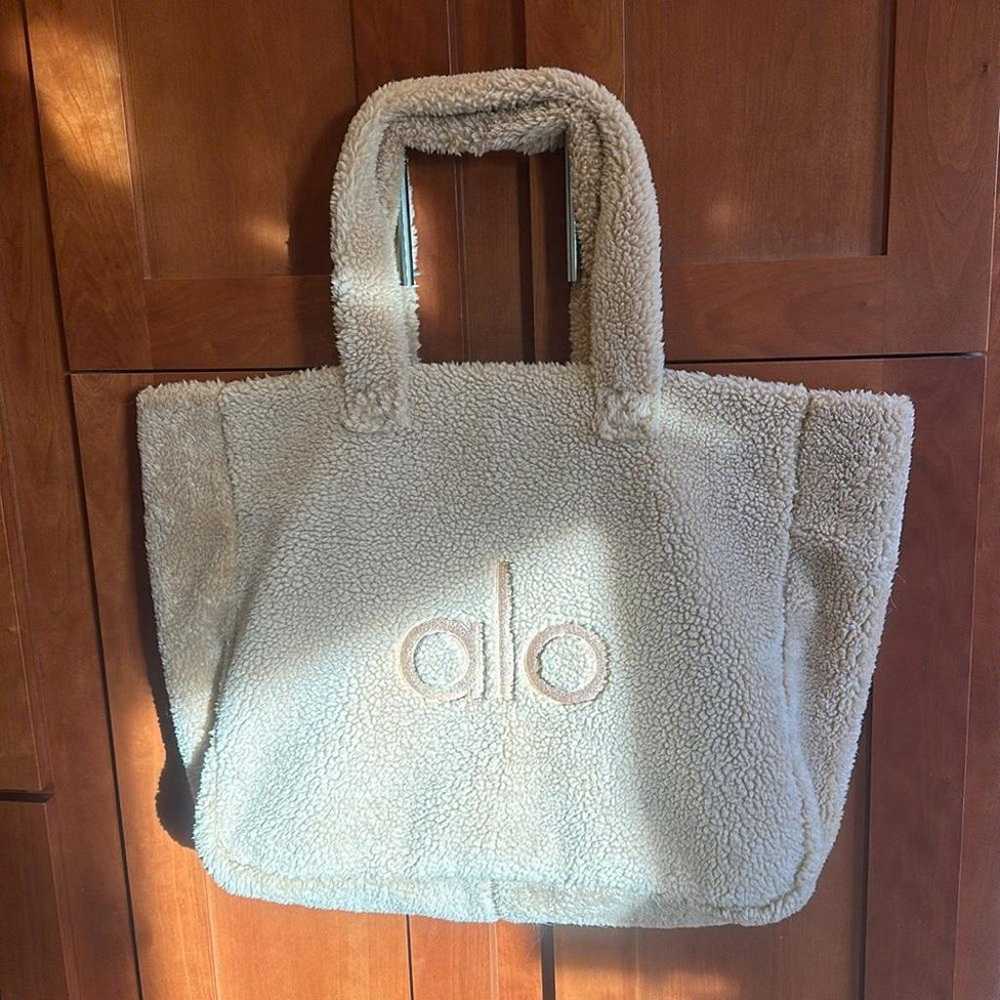 ALO FOXY Sherpa tote in camel color - image 5