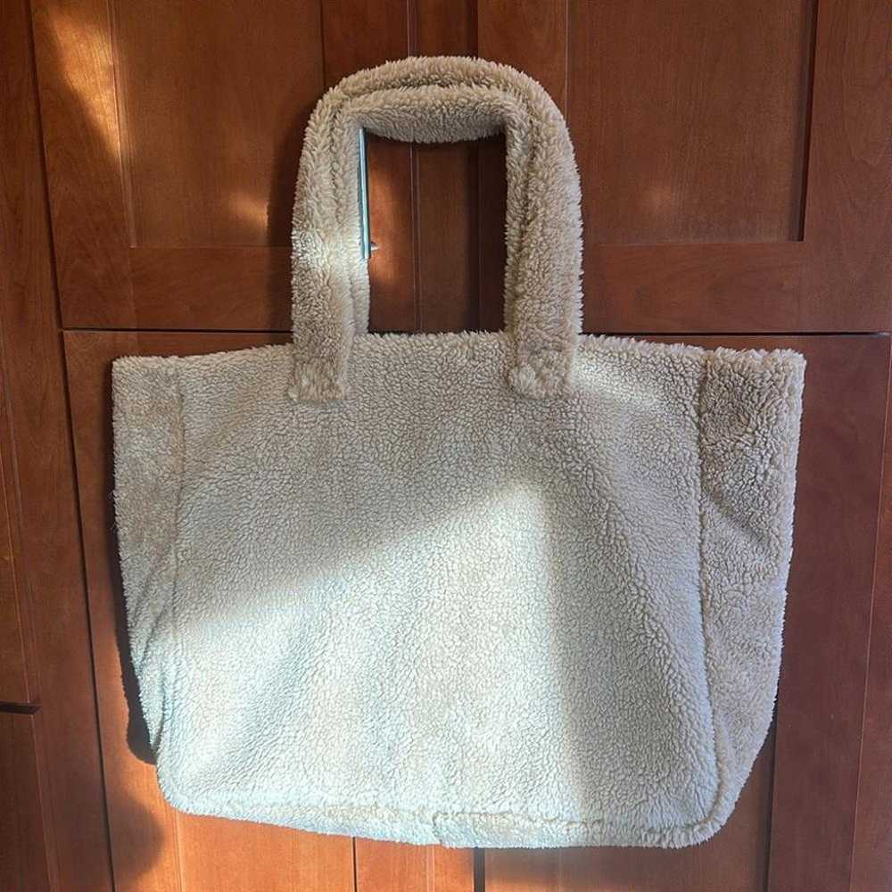 ALO FOXY Sherpa tote in camel color - image 8