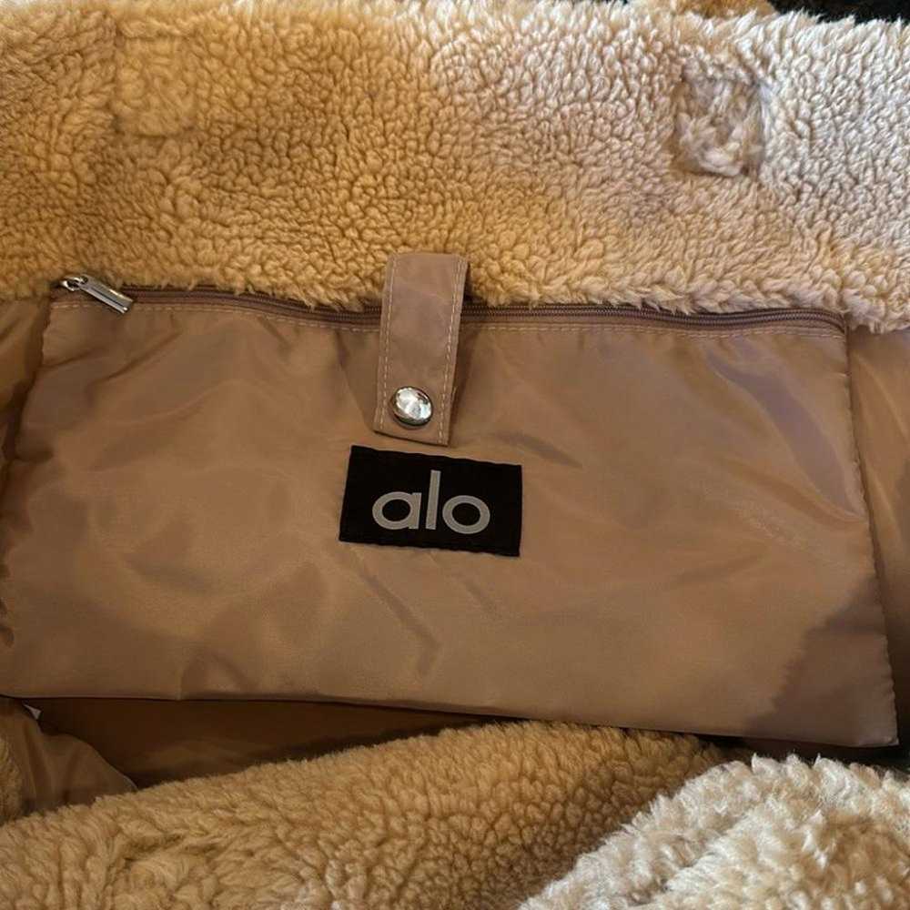 ALO FOXY Sherpa tote in camel color - image 9