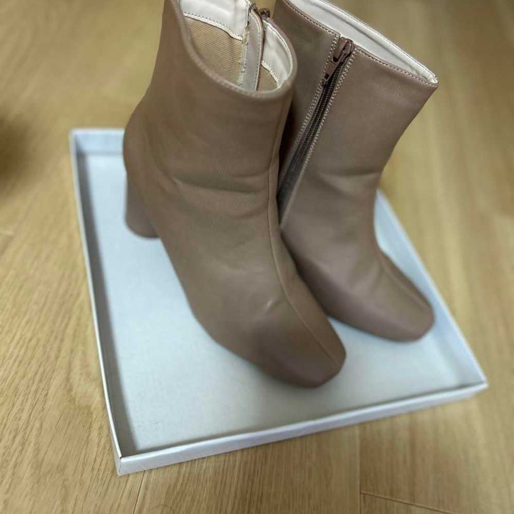 Beige leather short boots with an 8cm heel. - image 1