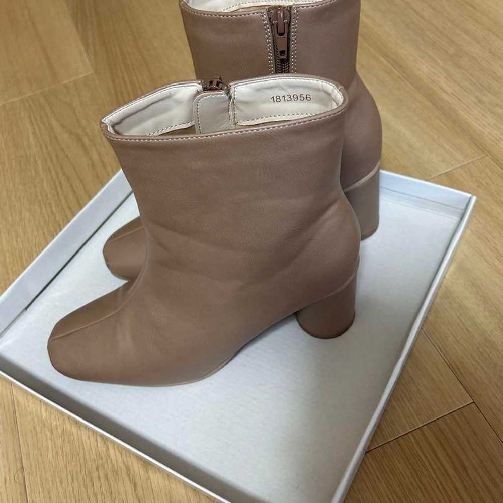 Beige leather short boots with an 8cm heel. - image 2