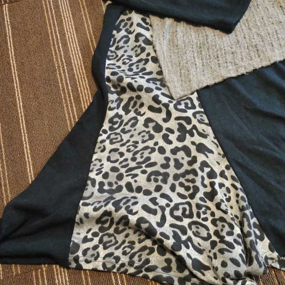 Mode-style one-piece tunic with leopard print. - image 6