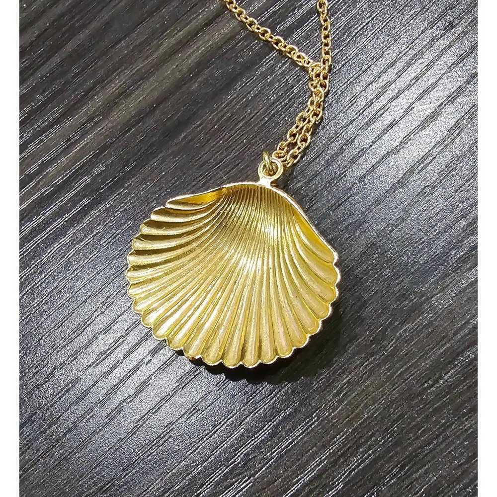 Vintage gold tone seashell necklace, vintage jewe… - image 3