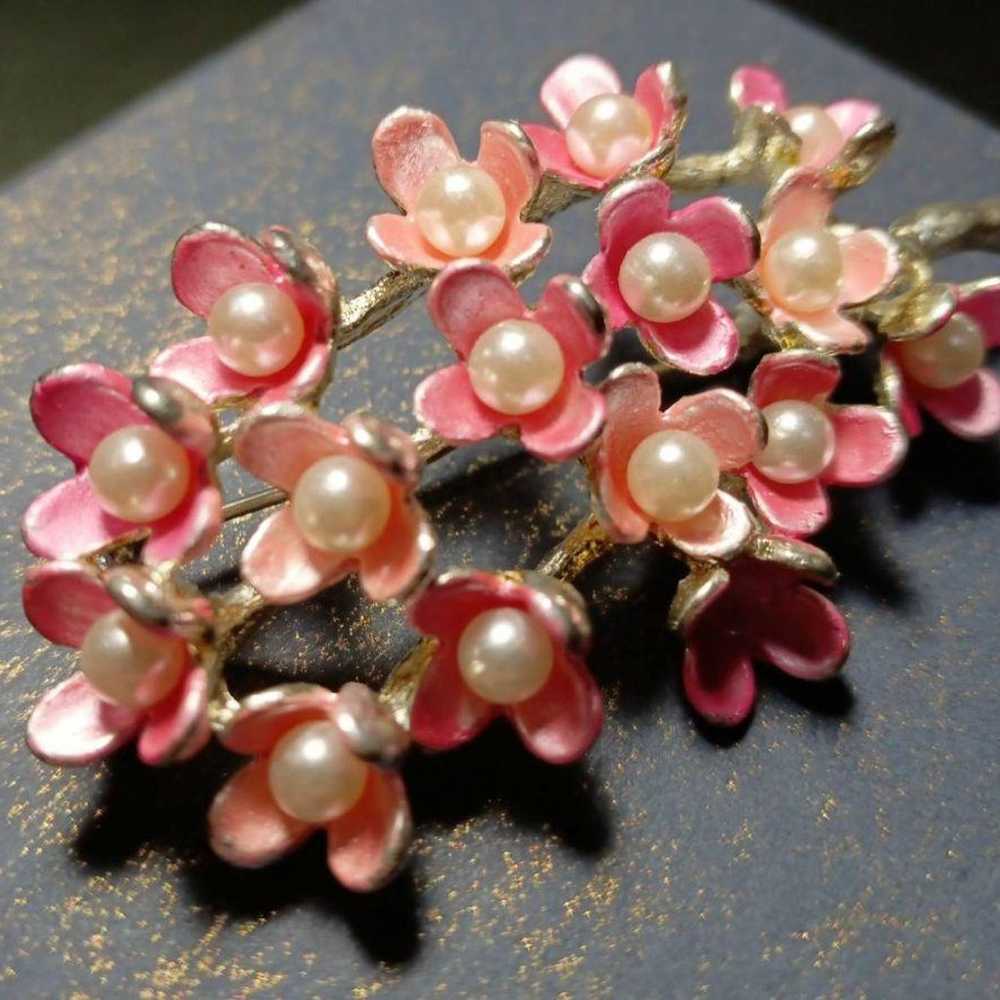 Vintage Brooch Faux Pearl Pink Small Flowers Cute… - image 2