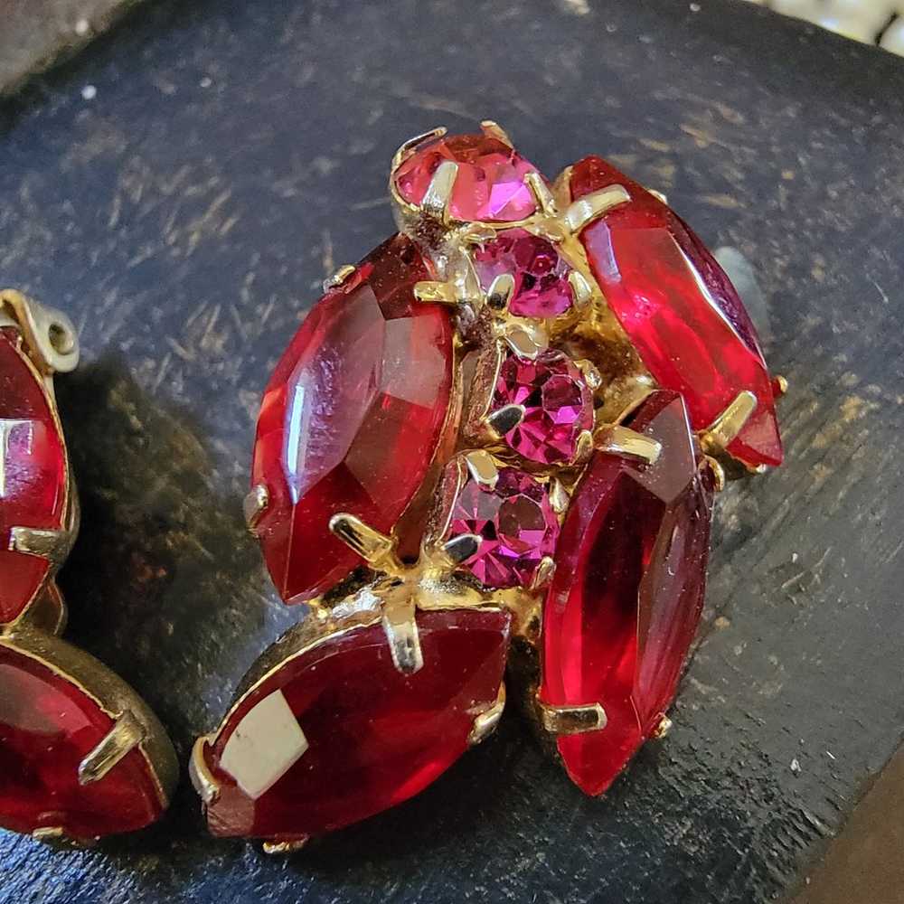 Red and Pink Gem Cluster Vintage Clip-On Earrings - image 4