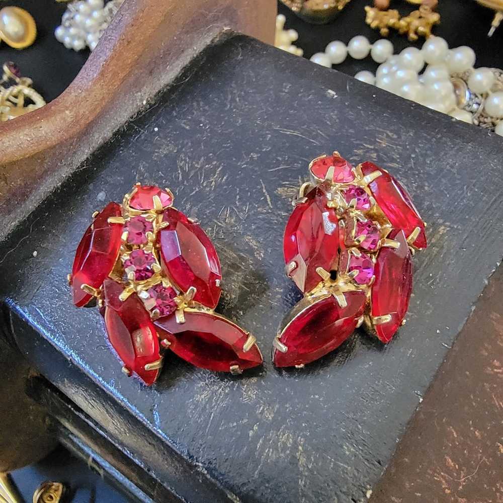 Red and Pink Gem Cluster Vintage Clip-On Earrings - image 5