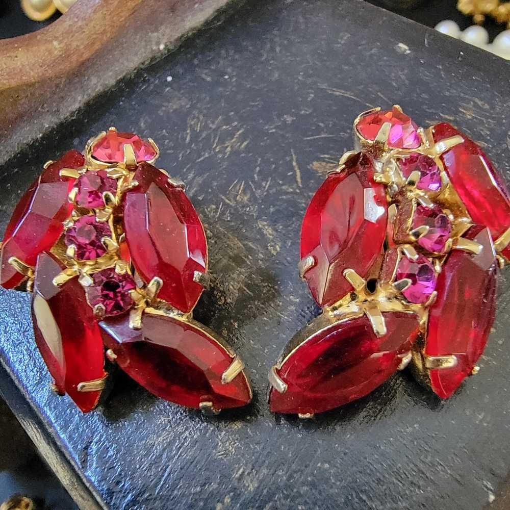 Red and Pink Gem Cluster Vintage Clip-On Earrings - image 6