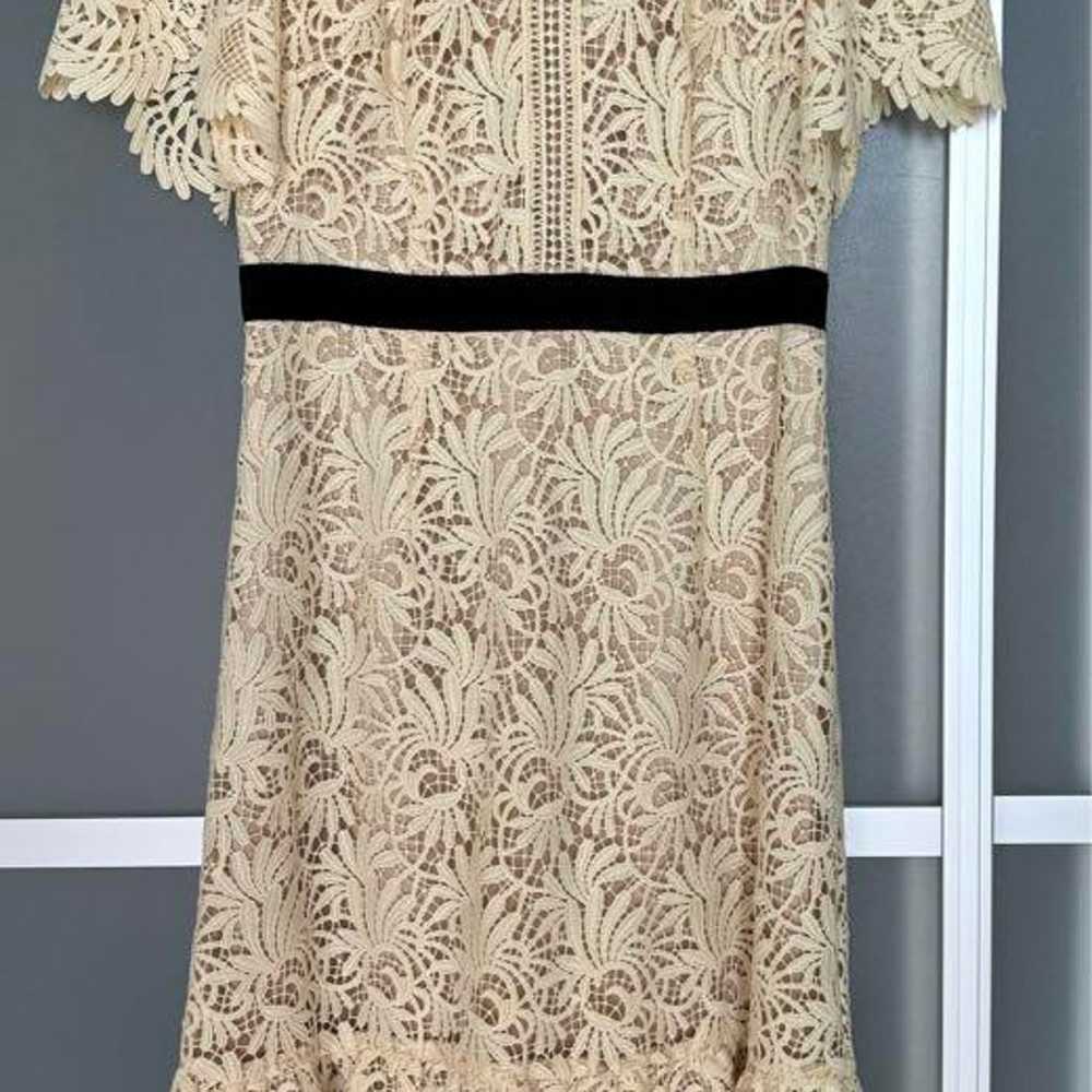 Cream-colored lace short-sleeved dress with frill… - image 2